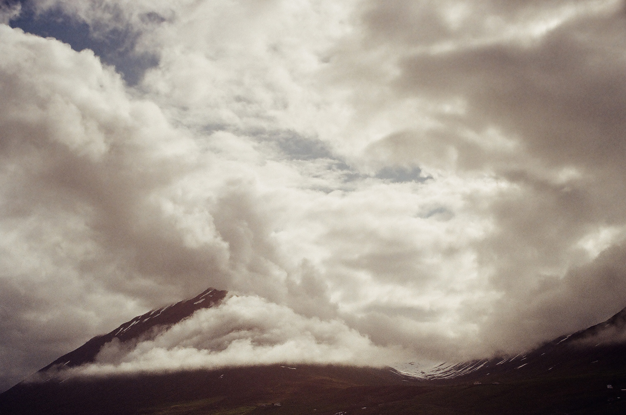 Mountain clouds - Bettina Forget